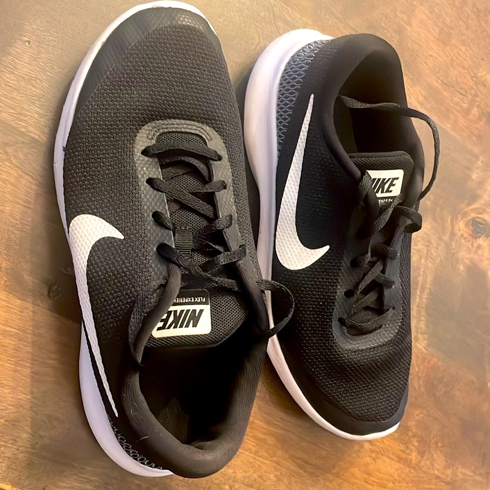 Nike Black and White Women's Size 7.5